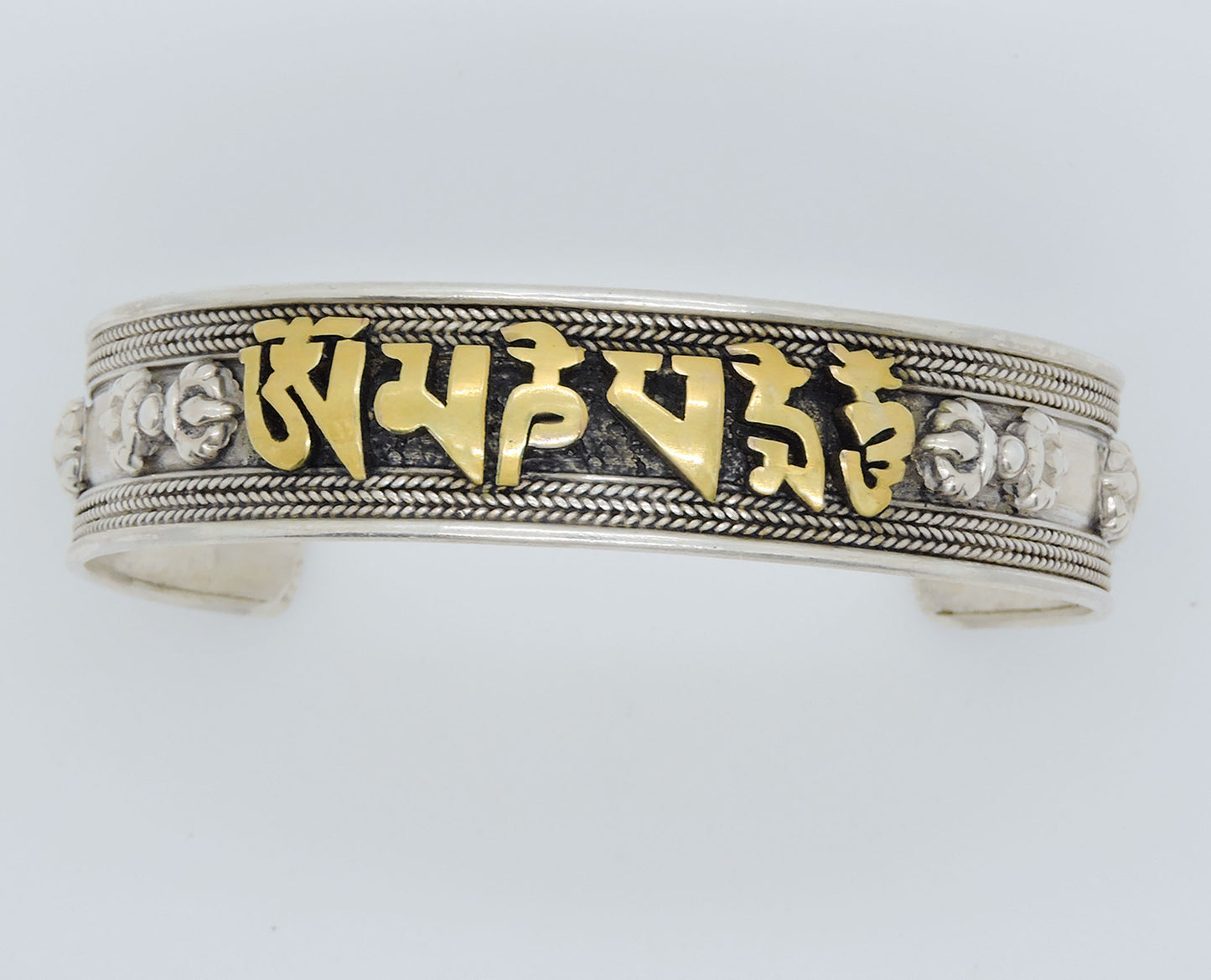 Handmade Buddha of Compassion sterling Silver Bracelet (Medium)