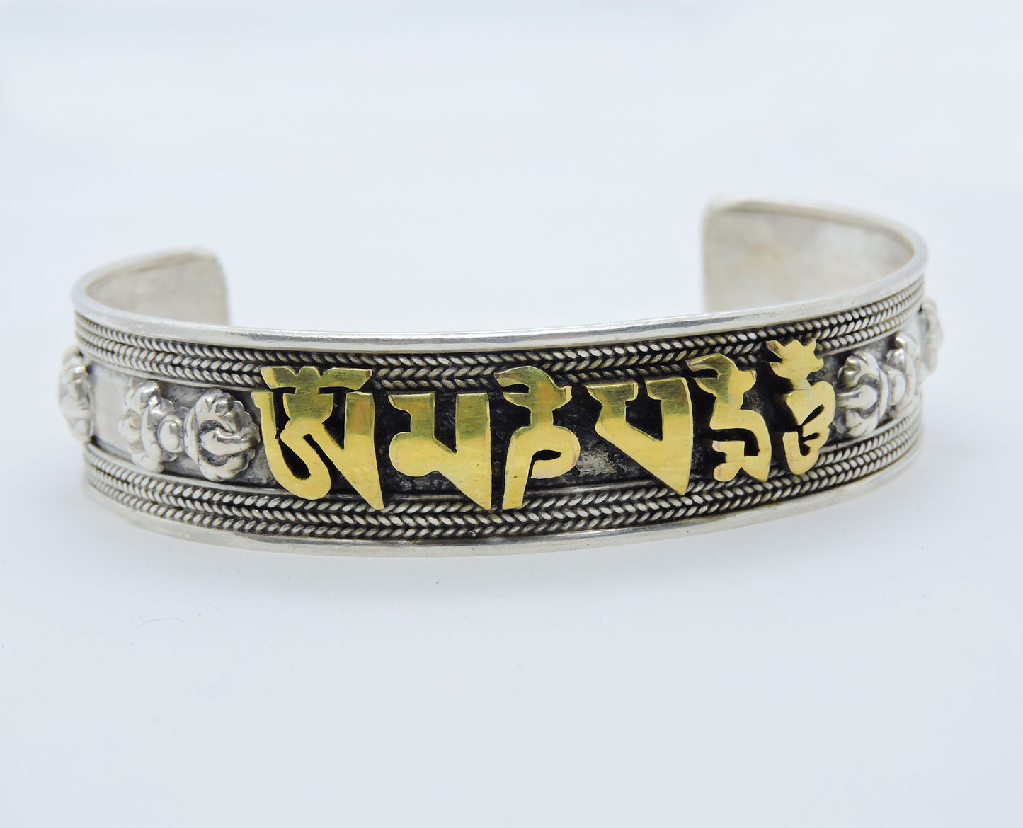 Handmade Buddha of Compassion sterling Silver Bracelet (Medium)