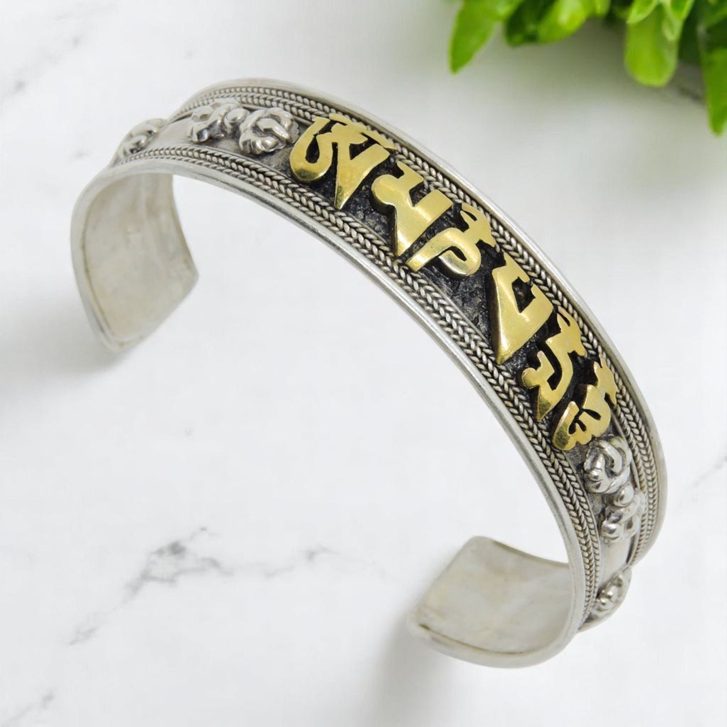 Handmade Buddha of Compassion sterling Silver Bracelet (Medium)