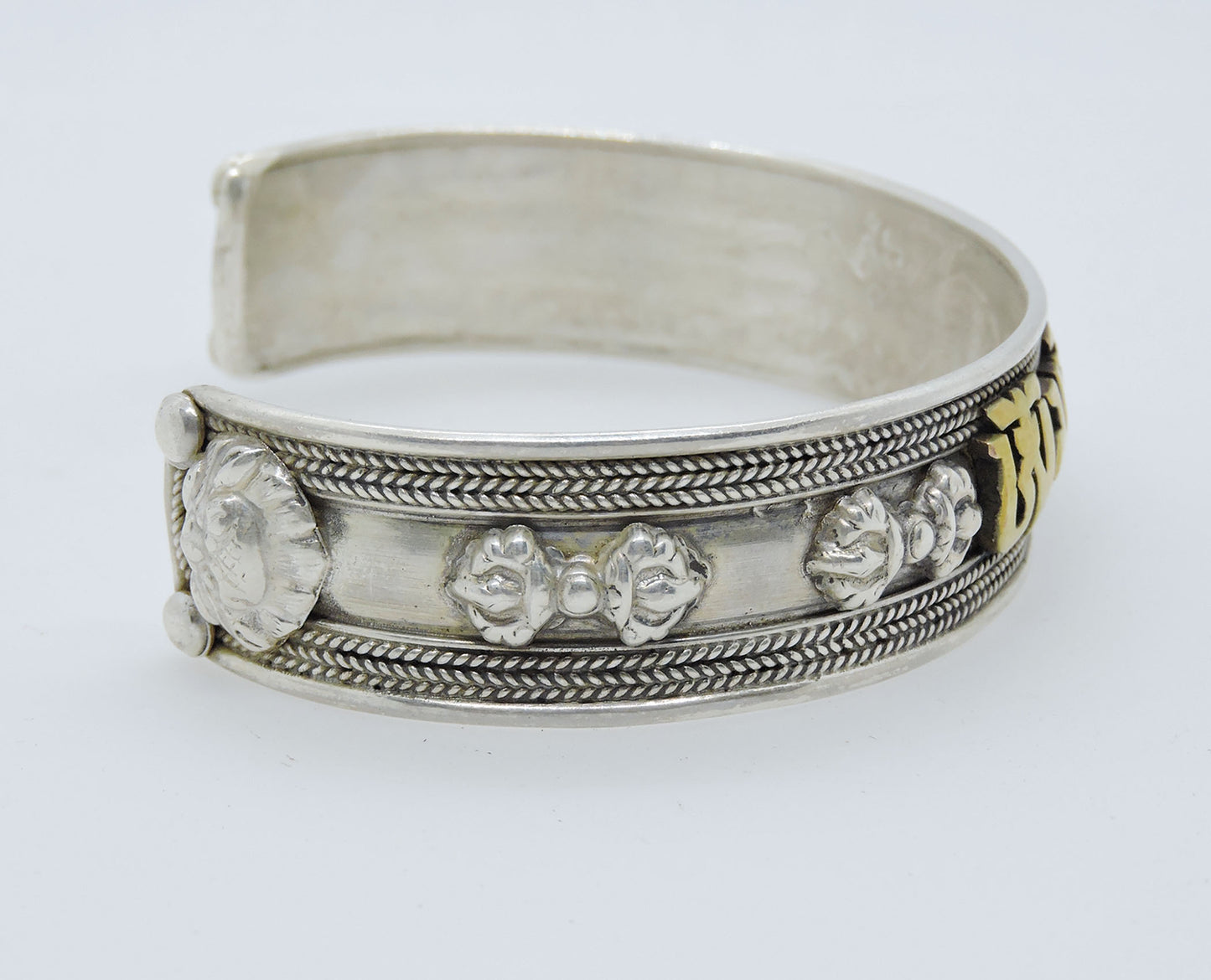 Handmade Buddha of Compassion sterling Silver Bracelet (Medium)
